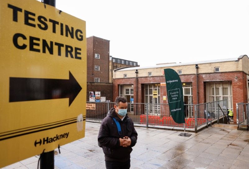 رجل يضع كمامة للوقاية من فيروس كورونا في لندن يوم 17 مايو ايار 2021. تصوير: جون سيبلي - رويترز.