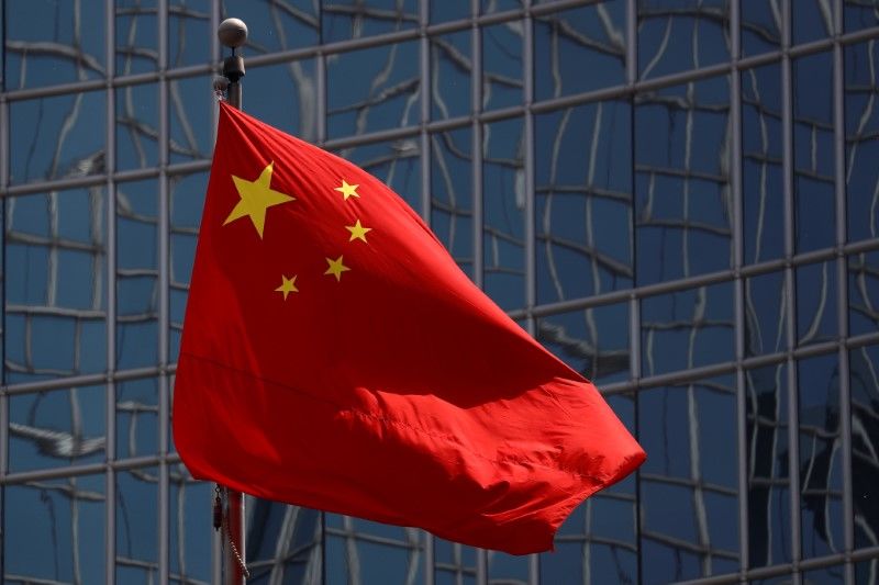 العلم الصيني في بكين بصورة من أرشيف رويترز.