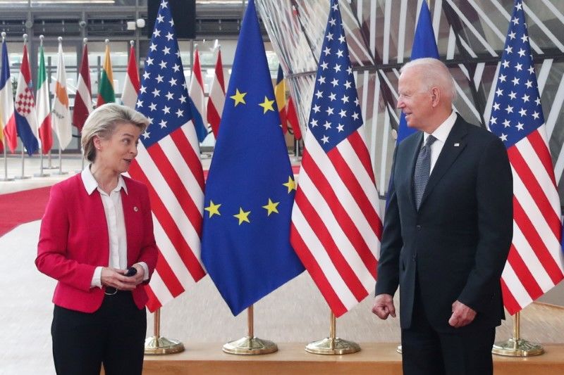 رئيسة المفوضة الأوروبية أورسولا فون دير ليين تتحدث مع الرئيس الأمريكي جو بايدن في بروكسل يوم الثلاثاء. تصوير: إيف هيرمان - رويترز