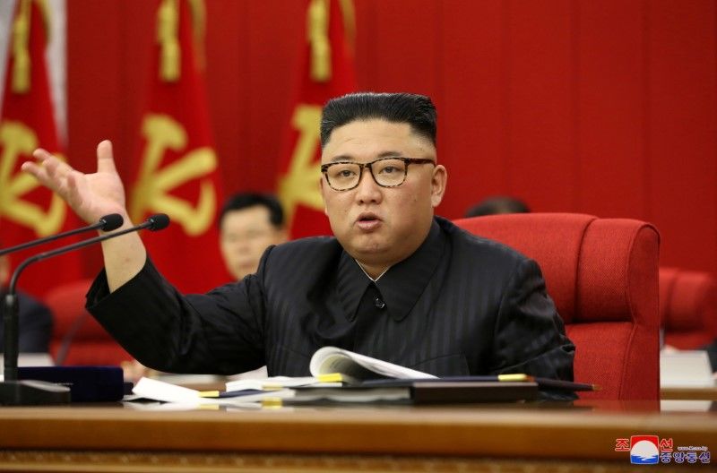 زعيم كوريا الشمالية كيم جونج أون خلال افتتاح الجلسة العامة للجنة المركزية لحزب العمال الكوريين الحاكم في بيونجيانج في صورة غير مؤرخة نشرت يوم الأربعاء. صورة لرويترز من وكالة الأنباء المركزية الكورية الشمالية. ليس بوسع رويترز التحقق بشكل مستقل من هذه الصورة. يحظر بيعها لأي طرف ثالث أو استخدامها داخل كوريا الجنوبية.