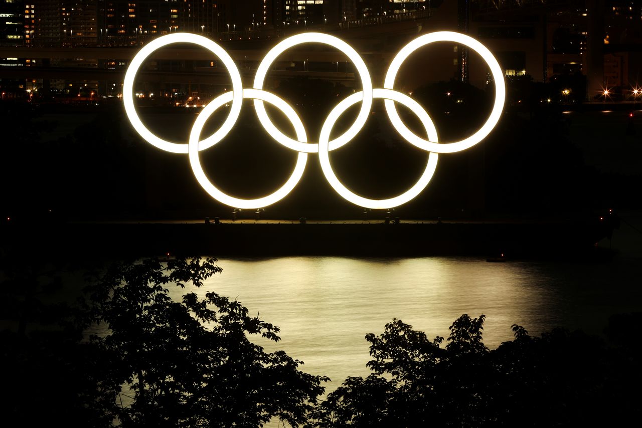 منظر عام للحلقات الأولمبية المثبتة على منصة عائمة استعدادًا لدورة الألعاب الأولمبية طوكيو 2020 في طوكيو، اليابان في 21 يونيو/ حزيران 2021. تصوير: باول كوبشينسكي - رويترز.
