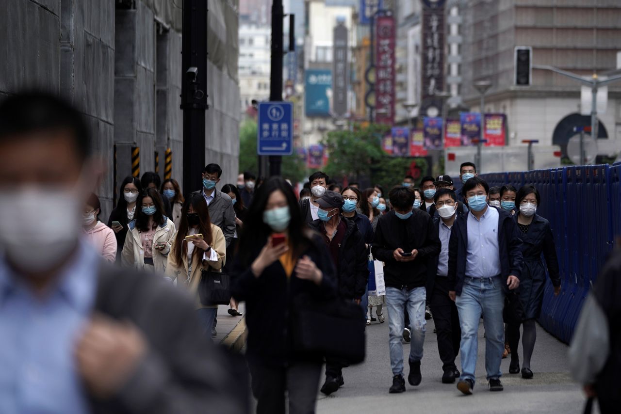 أشخاص يضعون كمامات للوقاية من فيروس كورونا في مدينة شنغهاي الصينية يوم السادس من مايو أيار 2021. تصوير: آلي سونغ - رويترز.