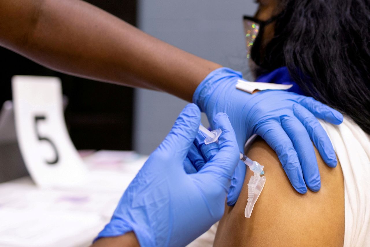 امرأة تتلقى جرعة من اللقاح المضاد لكوفيد-19 في مركز طبي بولاية بنسلفانيا الأمريكية يوم 18 مايو أيار 2021. صورة لرويترز.