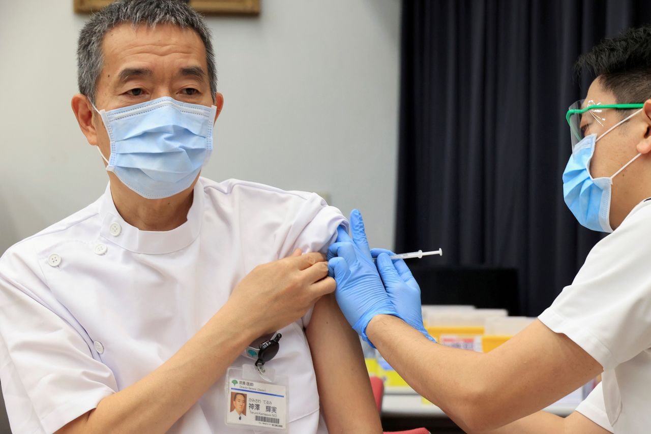 مركز طوكيو متروبوليتان للسرطان والأمراض المعدية، رئيس مستشفى كوماغومي، تيرومي كاميساوا، يتلقى جرعة من اللقاح ضد مرض فيروس كورونا في طوكيو، اليابان، 5 مارس/ آذار 2021. يوشيكازو تسونو/ رويترز.