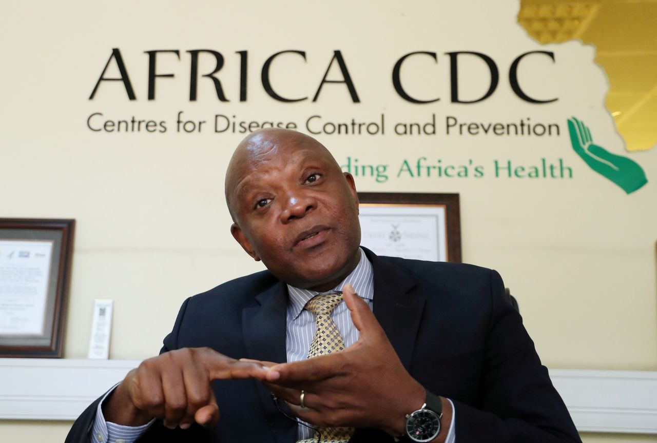 جون نكنجاسونج مدير مراكز مكافحة الأمراض والوقاية منها في أفريقيا في اديس ابابا بصورة من أرشيف رويترز.