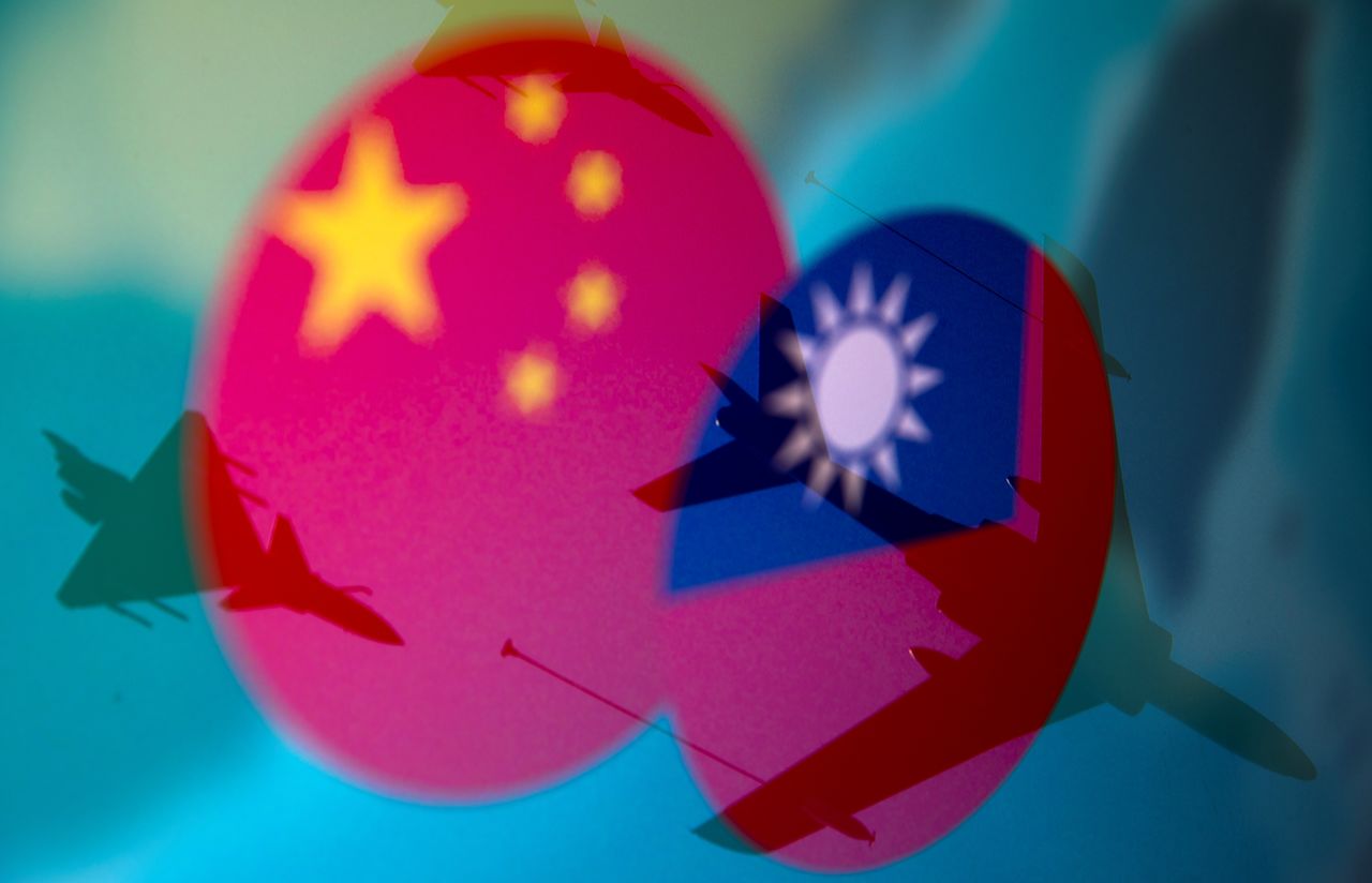 العلمان الصيني (إلى اليسار) والتايوان في صورة توضيحية من أرشيف رويترز.