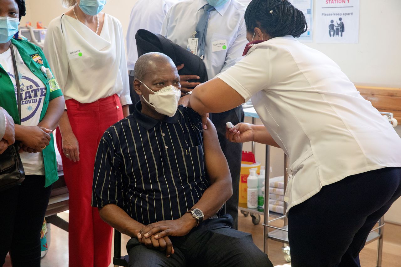 وزير الصحة في جنوب أفريقيا يتلقى التطعيم المضاد لكوفيد-19 في مستشفى قرب كيب تاون يوم 17 فبراير شباط 2021. صورة لرويترز من ممثل وكالات أنباء.