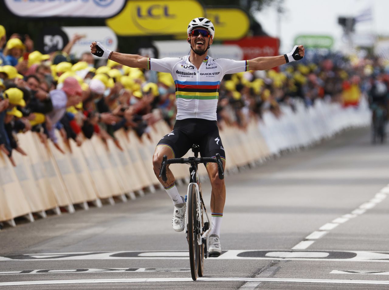 الفرنسي يوليان آلافيليب يحتفل بفوزه بالمرحلة الأولى من سباق فرنسا للدراجات من برست‭‬ يوم السبت. تصوير: رويترز.