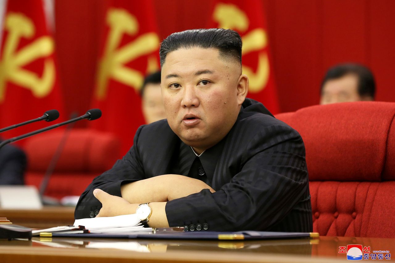 الزعيم الكوري الشمالي كيم جونج أون يتحدث خلال اجتماع في بيونجيانج في هذه الصورة التي نشرتها وكالة الأنباء الكورية المركزية التابعة لكوريا الشمالية في 18 يونيو حزيران 2021. (صورة لرويترز لم يتسن التحقق منها بشكل مستقل. يحظر اعادة بيع الصورة كما يحظر استخدامها داخل كوريا الجنوبية)