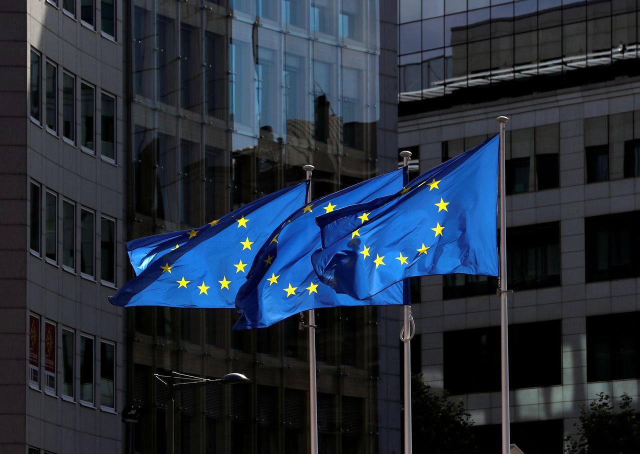 أعلام الاتحاد الأوروبي أمام مقر المفوضية الأوروبية في بروكسل بصورة من أرشيف رويترز.