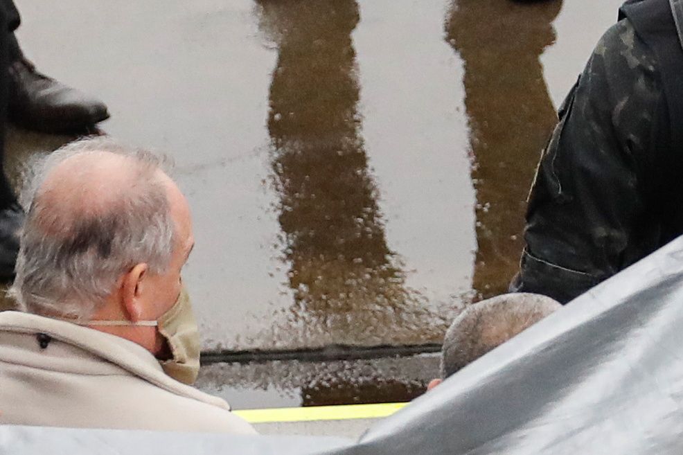 رجل يعتقد أنه المواطن الأمريكي مايكل تيلور ترافقه الشرطة اليابانية لدى وصوله إلى مطار ناريتا في تشيبا يوم الثاني من مارس آذار 2021. تصوير: كيم كيونج هوون - رويترز