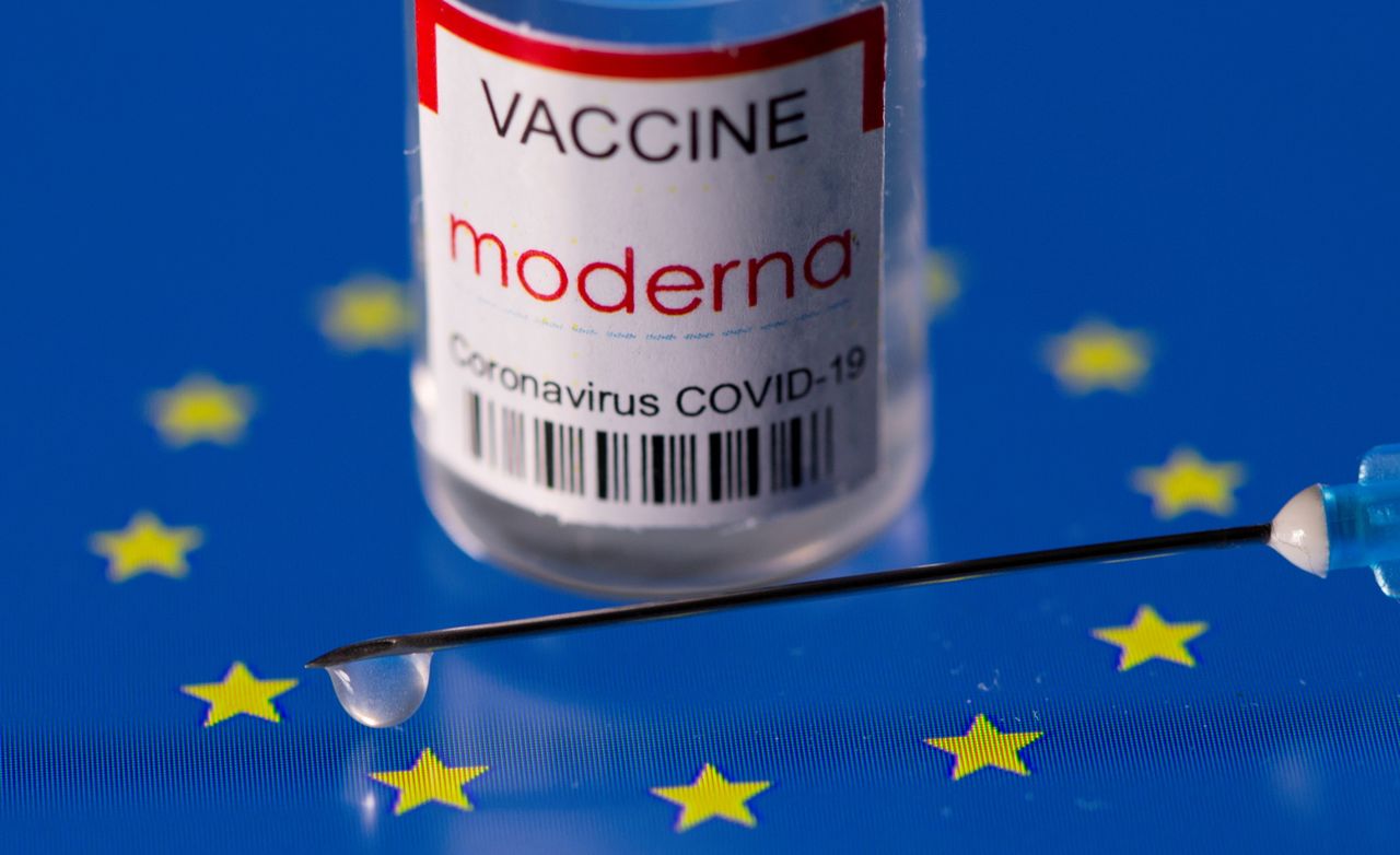 صورة للافتة للقاح المضاد لكوفيد-19 الذي تنتجه شركة مودرنا. أرشيف رويترز.