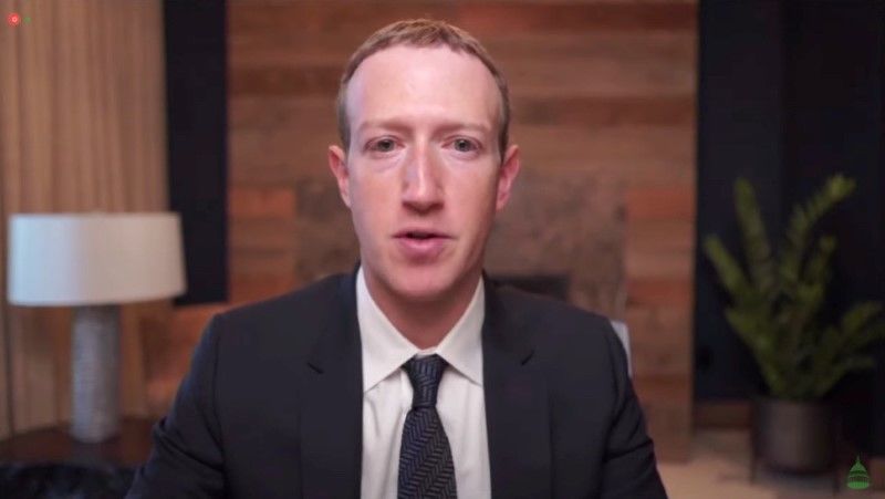 الرئيس التنفيذي لشركة فيسبوك مارك زكربرج يدلي بإفادة أمام لجنة بمجلس النواب الأمريكي يوم 25 مارس آذار 2021. 
صورة لرويترز ويتم توزيعها كما تلقتها كخدمة لعملائها).