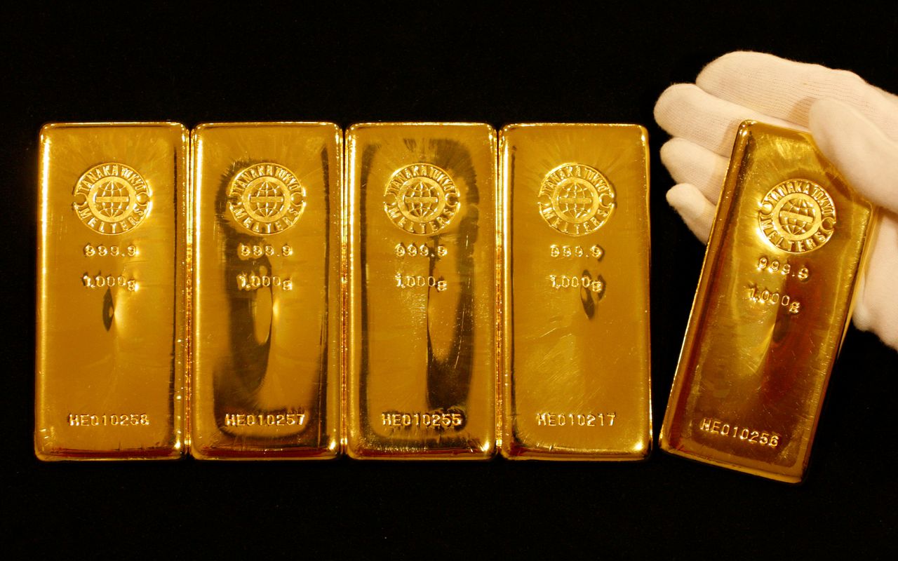 سبائك من الذهب في صورة من أرشيف رويترز.