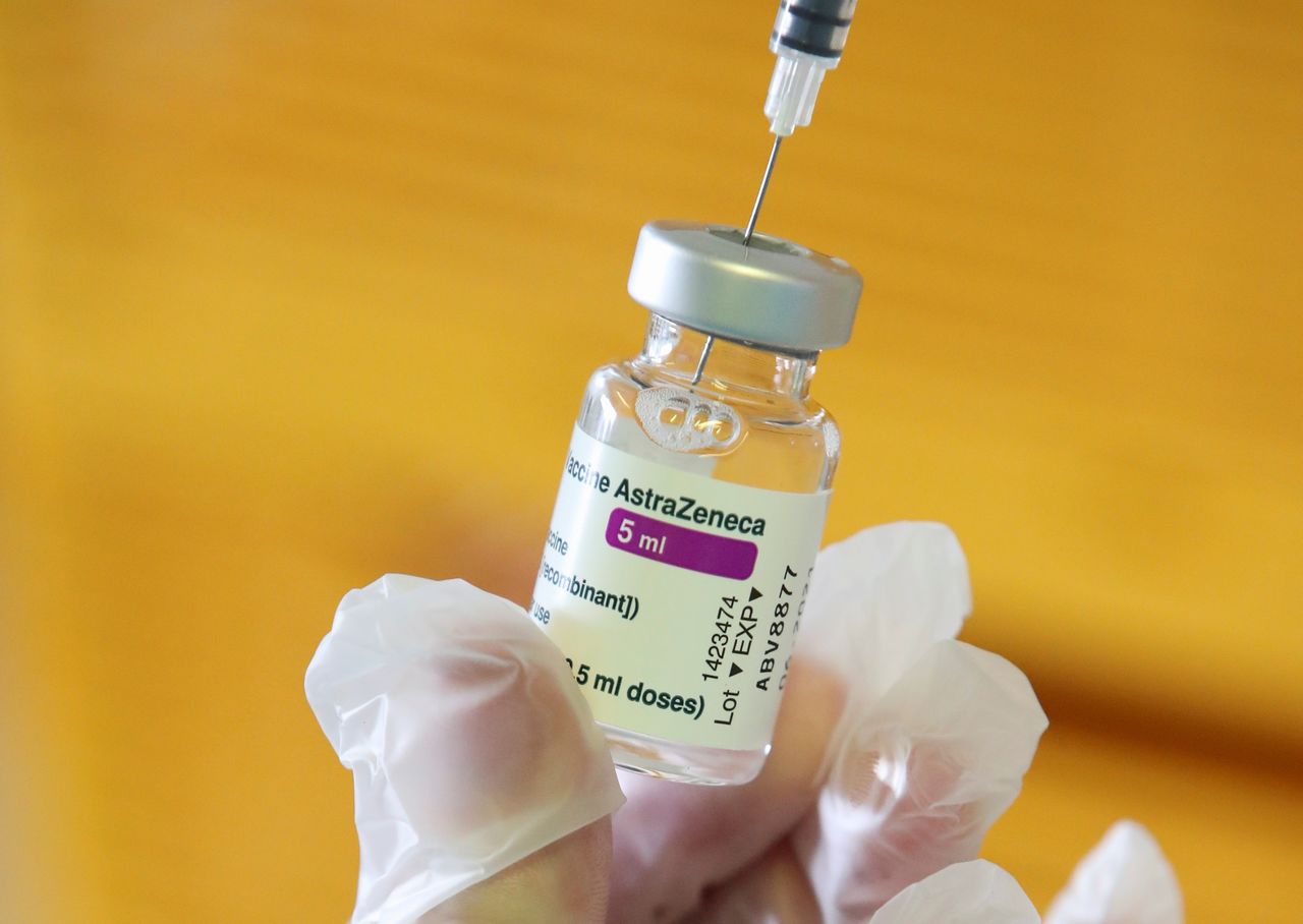 جرعة من لقاح أسترا زينيكا المضاد لفيروس كورونا في صورة من أرشيف رويترز.