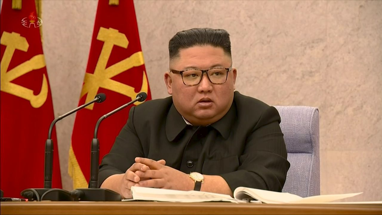 كيم جونج أون زعيم كوريا الشمالية يتحدث في صورة من لقطة فيديو يوم 12 فبراير شباط 2021. صورة لرويترز من كيه.آر.تي تي.في. (يحظر استخدام الصورة داخل كوريا الشمالية. ويحظر بيع الصورة للأغراض التجارية أو التحريرية داخل كوريا الشمالية.)