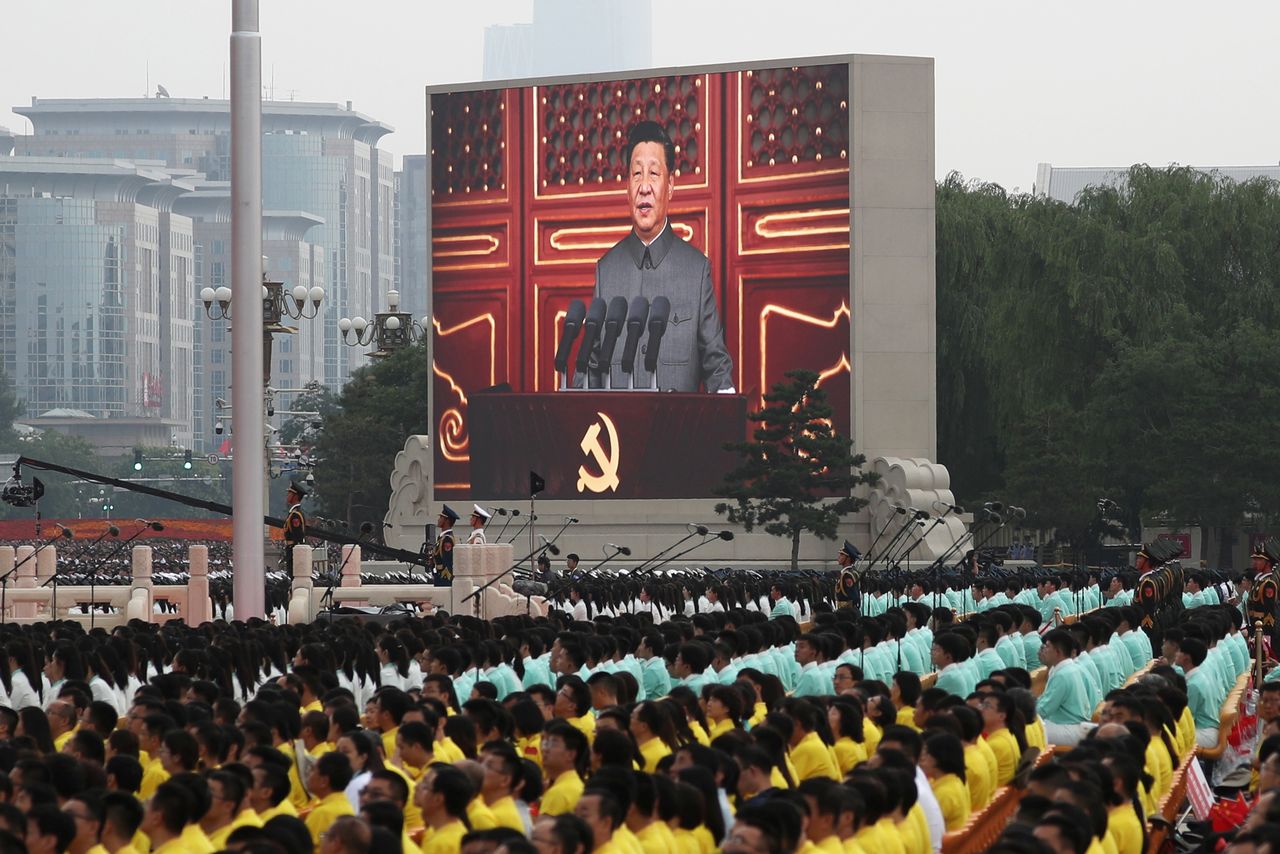 الرئيس الصيني شي جين بينغ على شاشة يلقي كلمة بمناسبة الاحتفال بذكرى تأسيس الحزب الشيوعي الصين في ساحة تيانانمين في العاصمة بكين يوم الخميس. تصوير: كارلوس جارسيا راولينز - رويترز.