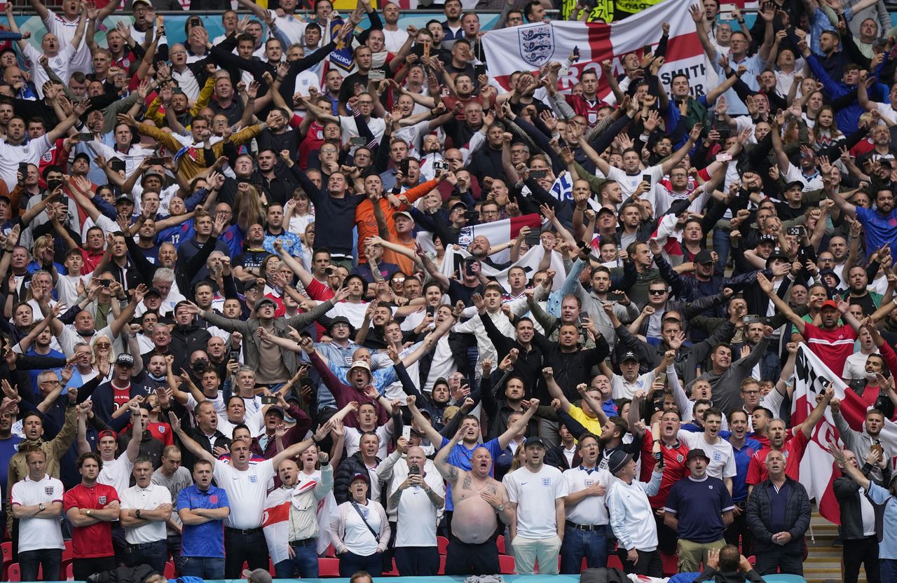 منظر عام لمشجعون خلال مباراة ببطولة أوروبا لكرة القدم 2020 بين منتخبي إنجلترا وألمانيا في لندن يوم 29 يونيو حزيران 2021. صورة لرويترز.