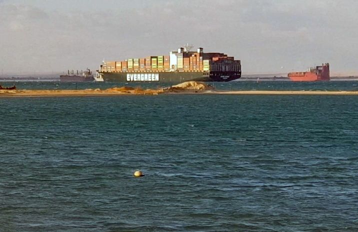 سفينة الحاويات إيفر جيفن في قناة السويس يوم 29 مارس آذار 2021. تصوير: هيام عادل - رويترز