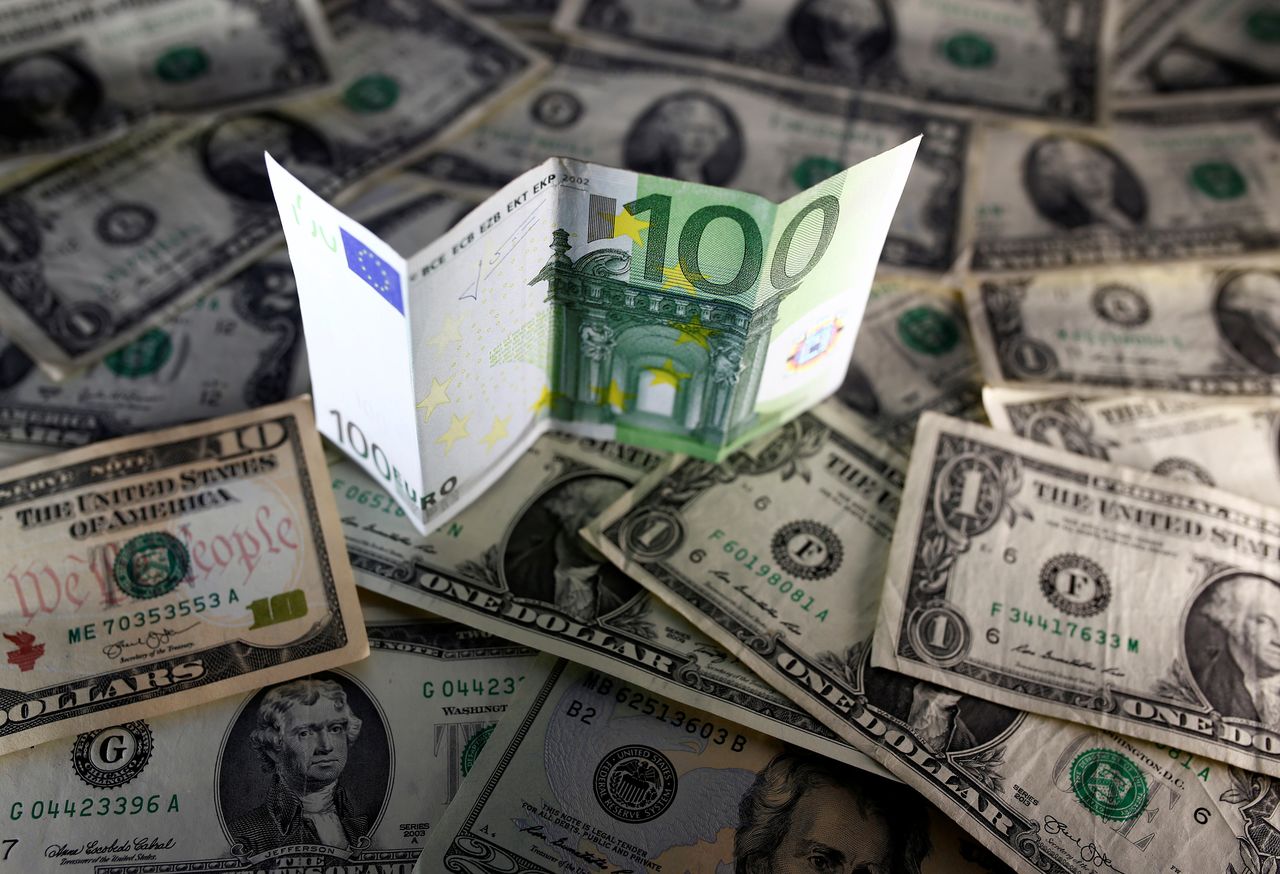 ورقة مالية فئة مئة يورو وأوراق مالية من الدولار الأمريكي في صورة من أرشيف رويترز.