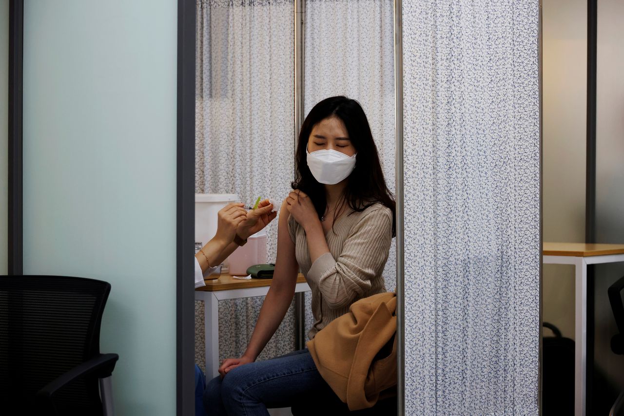 عاملة بالقطاع الصحي في كوريا الجنوبية تتلقى تطعيما ضد كوفيد-19 في مركز للتطعيم في العاصمة سول يون 10 مارس آذار 2021. تصوير: كيم هونج جي - رويترز.