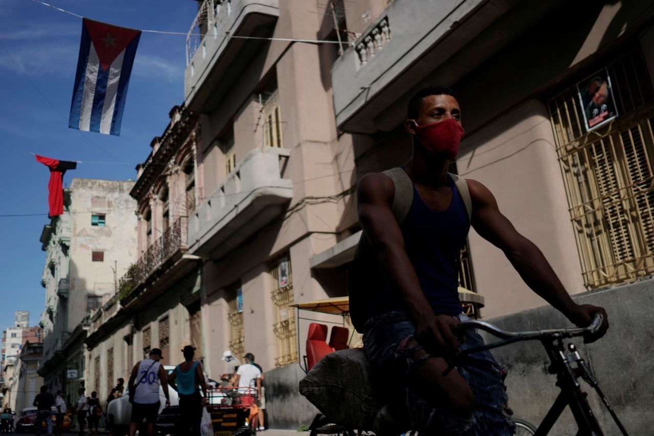 رجل يضع كمامة على وجهه في كوبا في أول أكتوبر تشرين الأول 2021. تصوير: ألكسندرا مينيجيني - رويترز