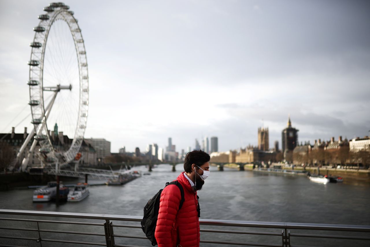 رجل يضع كمامة للوقاية من فيروس كورونا  في لندن يوم 12 مارس اذار 2021. تصوير: هنري نيكولز - رويترز.