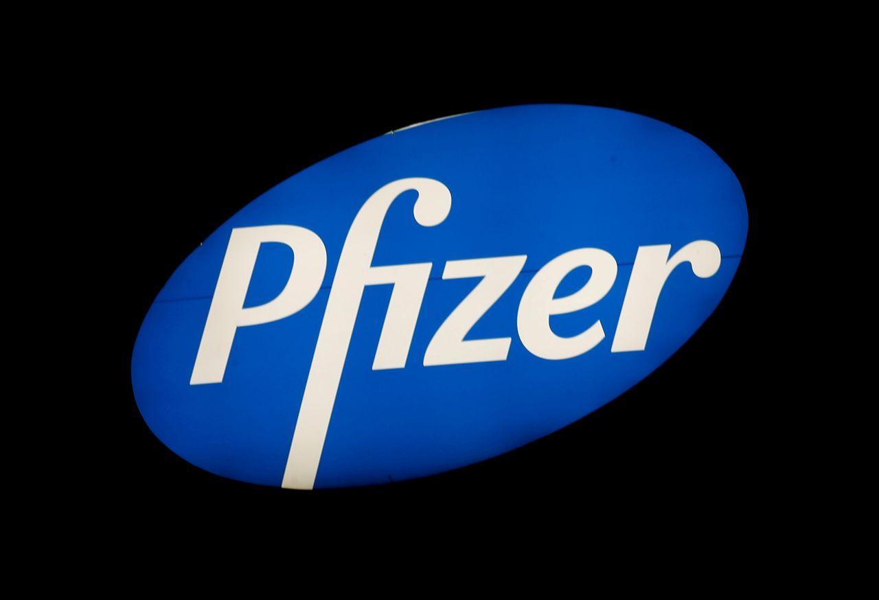 شعار شركة فايزر للأدوية في صورة من أرشيف رويترز.