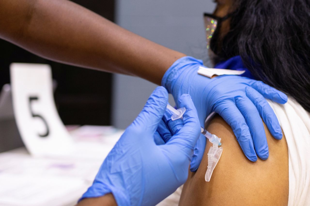 امرأة تتلقى اللقاح الواقي من الإصابة بفيروس كورونا في بنسلفانيا يوم 18 مايو أيار 2021. تصوير: هانا بيير - رويترز