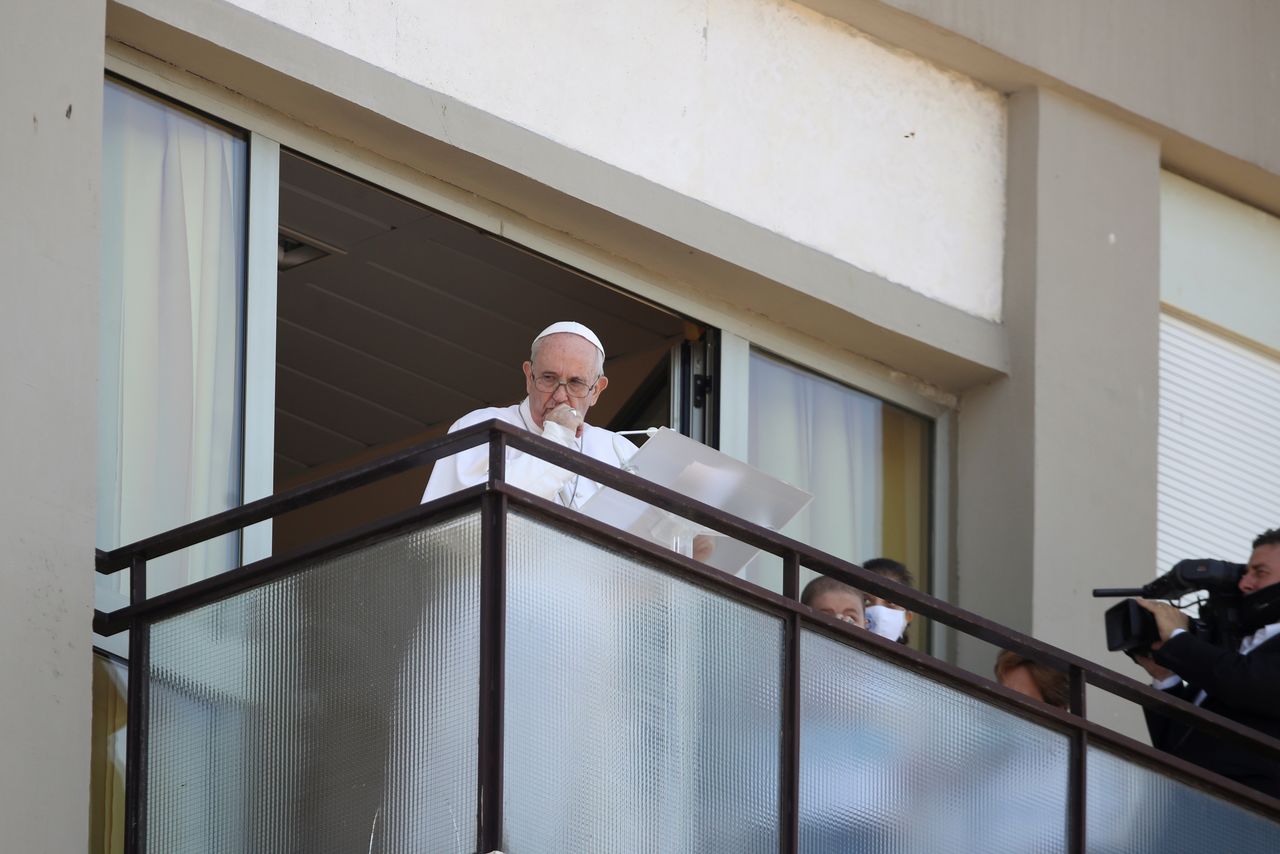 البابا فرنسيس في روما يوم الأحد. تصوير: يارا ناردي - رويترز