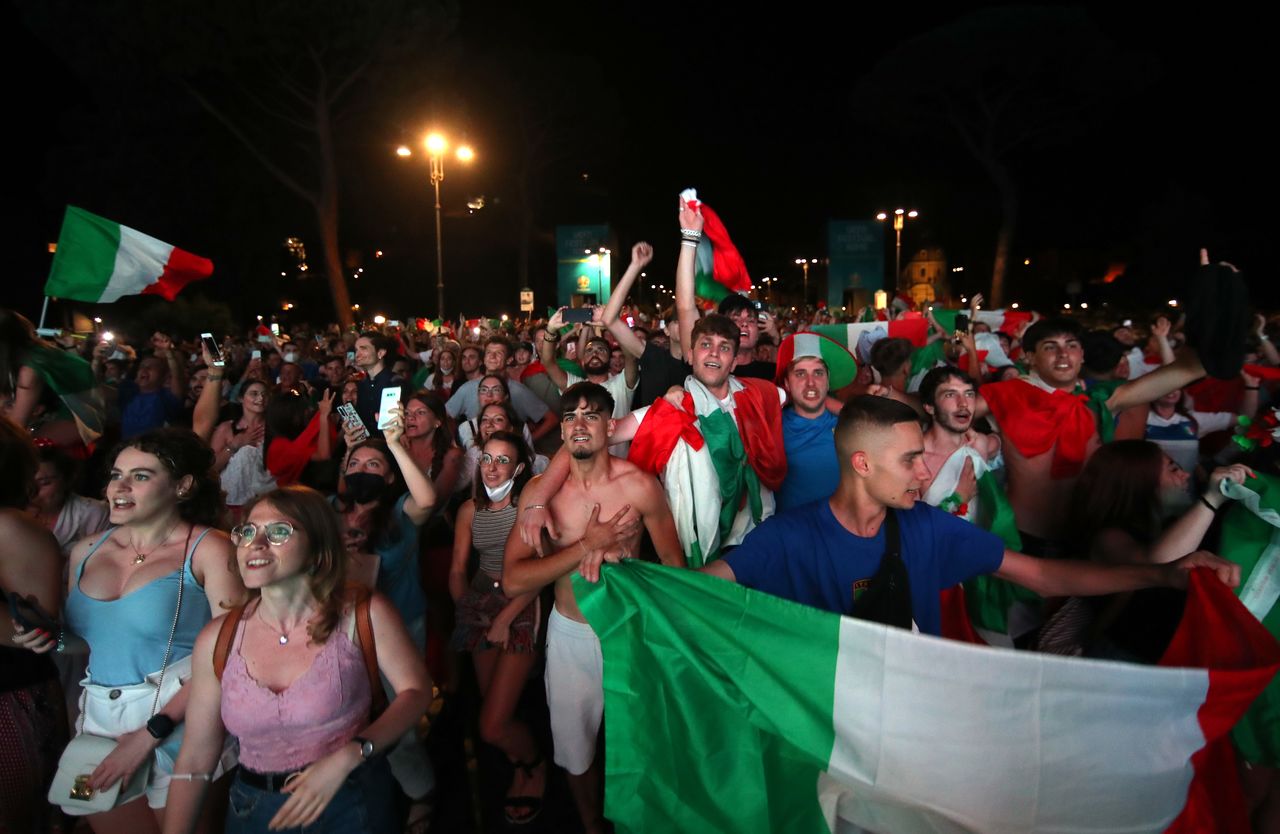 جماهير إيطالية تحتفل بفوز فريقهم ببطولة أوروبا 2020 لكرة القدم في روما يوم الأحد. تصوير: يارا ناردي - رويترز