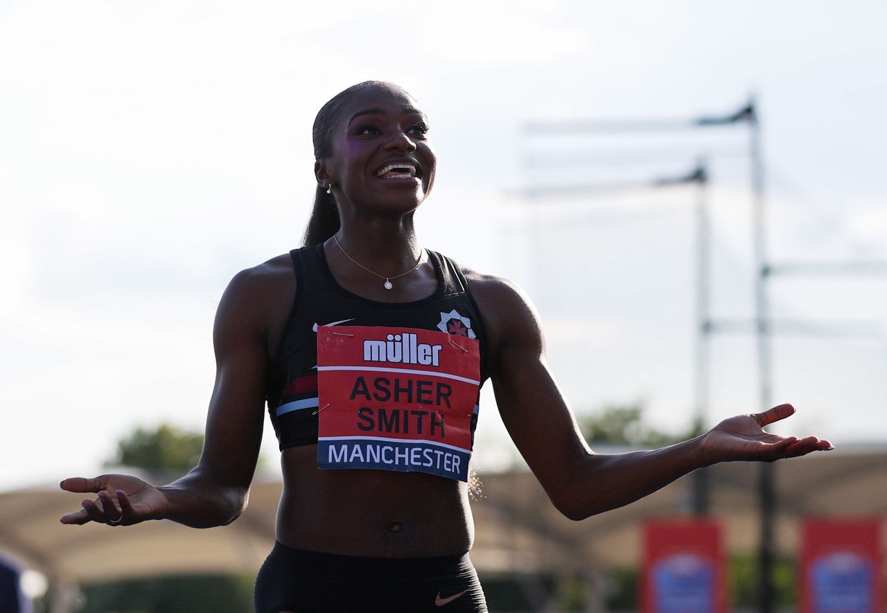 البريطانية دينا آشر-سميث تحتفل بفوزها بسباق 100 متر في مانشستر يوم 26 يونيو حزيران 2021. تصوير: مولي دارلينجتون - رويترز