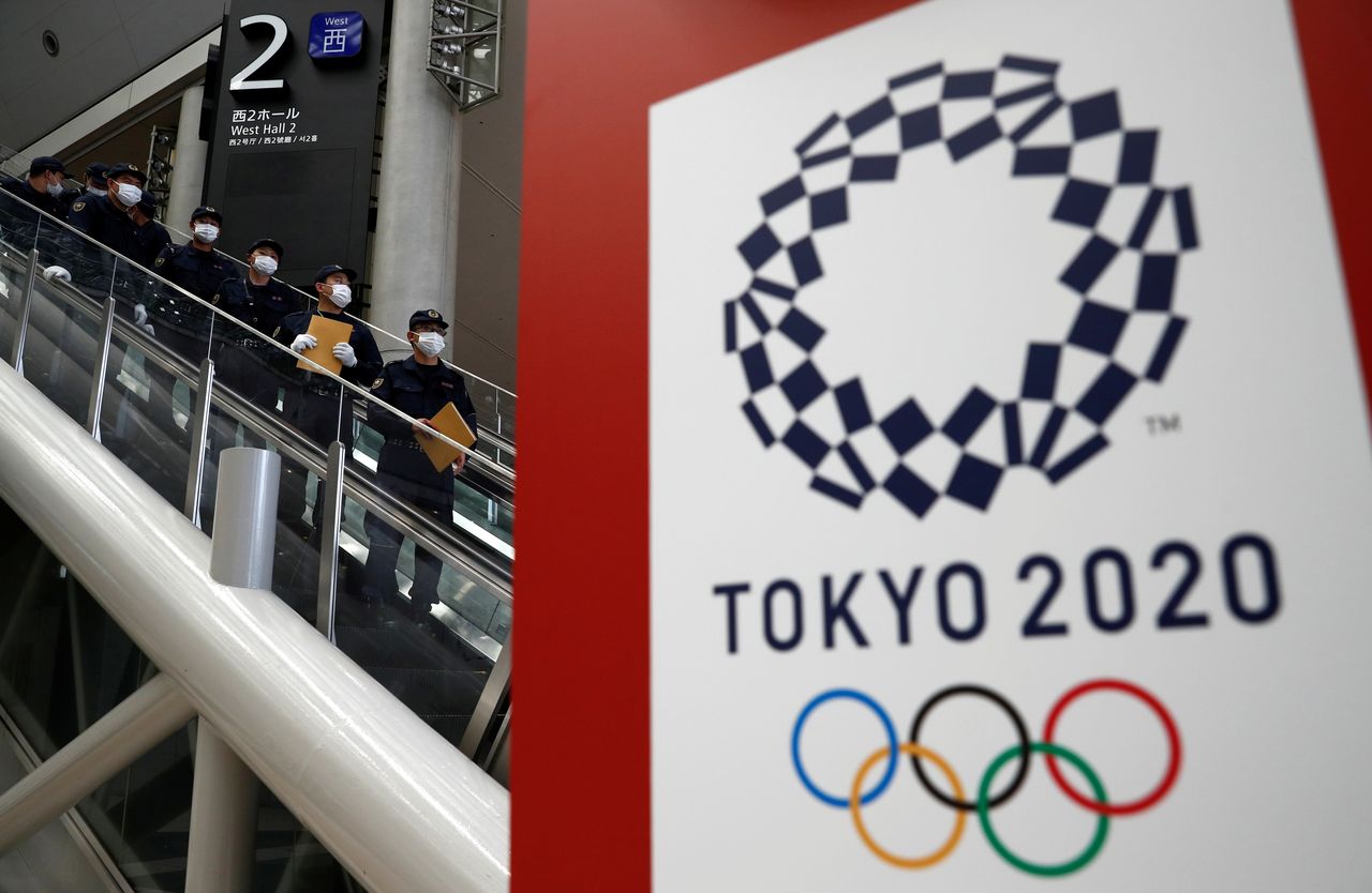  ضباط شرطة يقومون بعملية تمشيط أمنية لمركز الصحافة الرئيسي لأولمبياد طوكيو في طوكيو، اليابان، في 12 يوليو / تموز 2021. رويترز / إدغار سو.