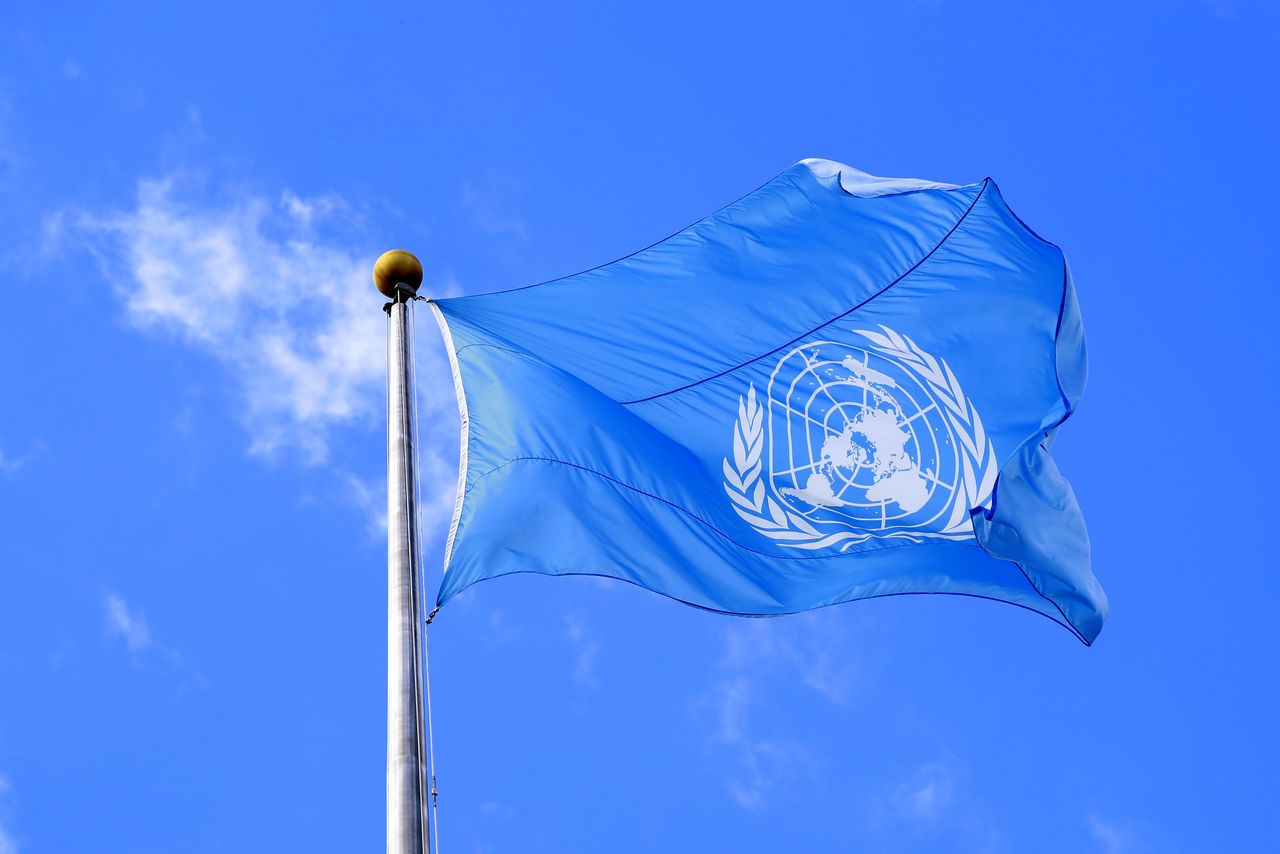 علم الأمم المتحدة يرفرف أمام مقرها في نيويورك في صورة من أرشيف رويترز.