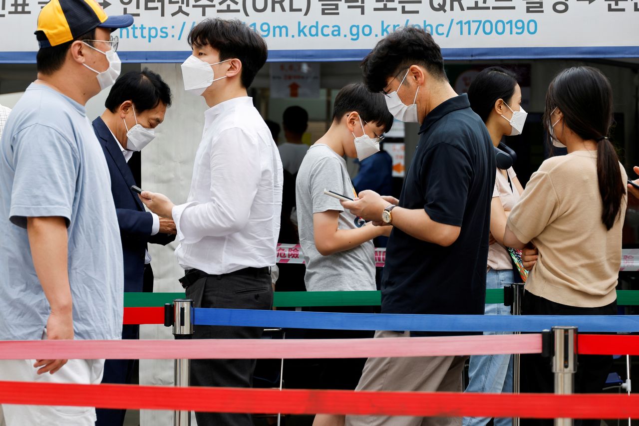 أناس يصطفون في انتظار إجراء اختبار للإصابة بكوفيد-19 في مركز صحي عام في سول عاصمة كوريا الجنوبية يوم 9 يوليو تموز 2021. تصوير: هيو ران - رويترز.