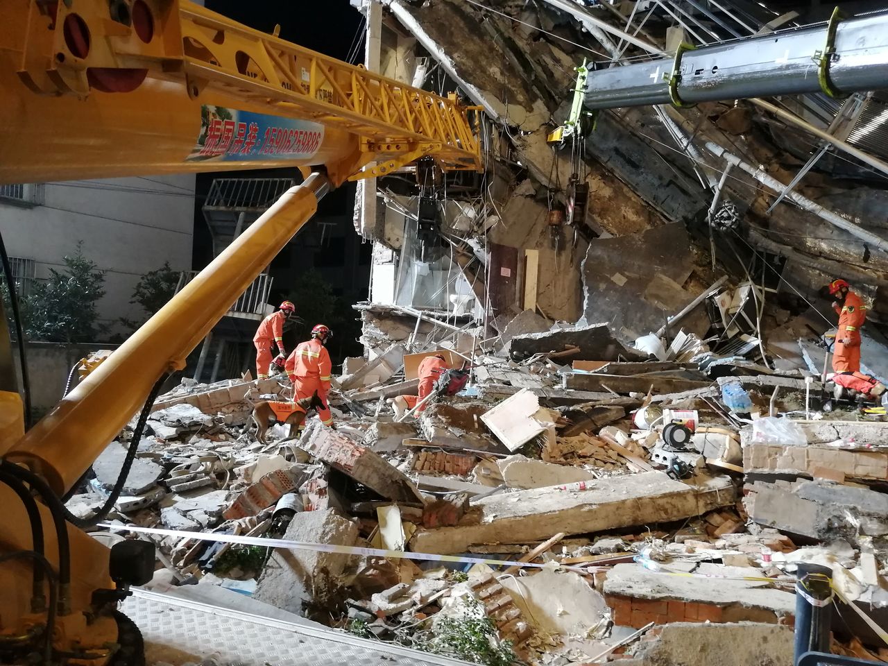 عمال انقاذ يعملون في موقع انهيار جزئي لفندق بمدينة سوتشو في شرق الصين يوم الثلاثاء. صورة لرويترز من تشاينا ديلي.يحظر استخدامها داخل الصين.