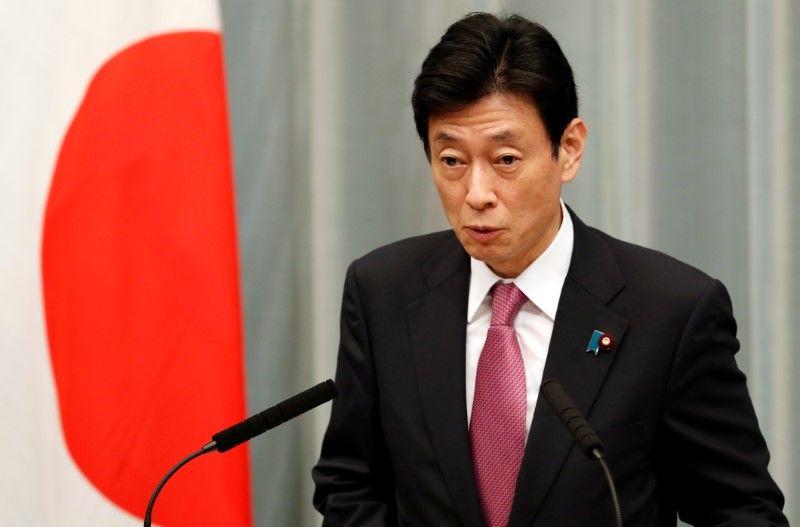 الوزير الياباني المسؤول عن الإنعاش الاقتصادي والتدابير الخاصة بجائحة فيروس كورونا ياسوتوشي نيشيمورا يحضر مؤتمرا صحفيا في طوكيو، اليابان، 16 سبتمبر/ أيلول 2020. رويترز/ كيم كيونغ هون. 
