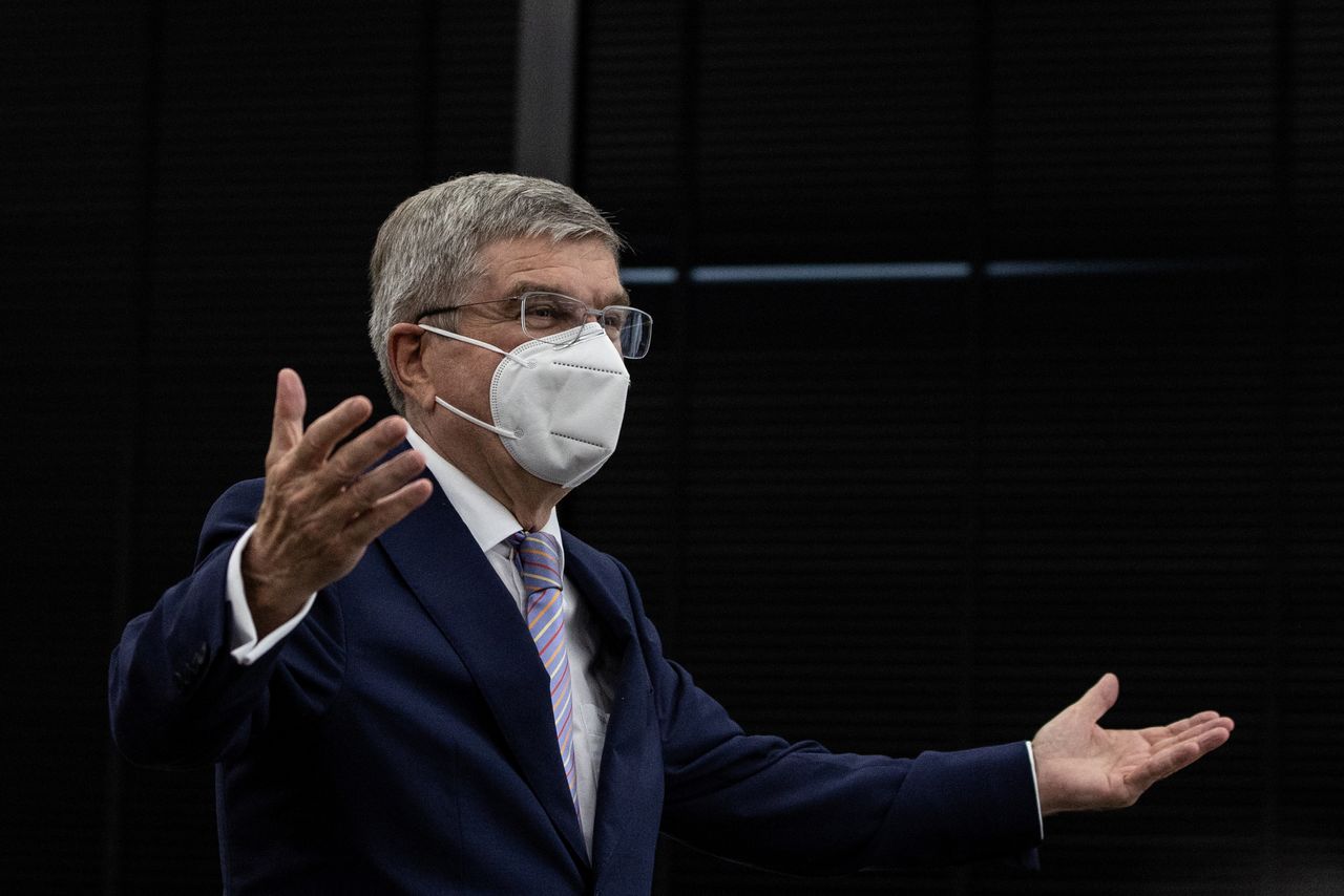 توماس باخ رئيس اللجنة الأولمبية الدولية في طوكيو يوم الثلاثاء. صورة حصلت عليها رويترز من ممثل عن وكالات الأنباء.