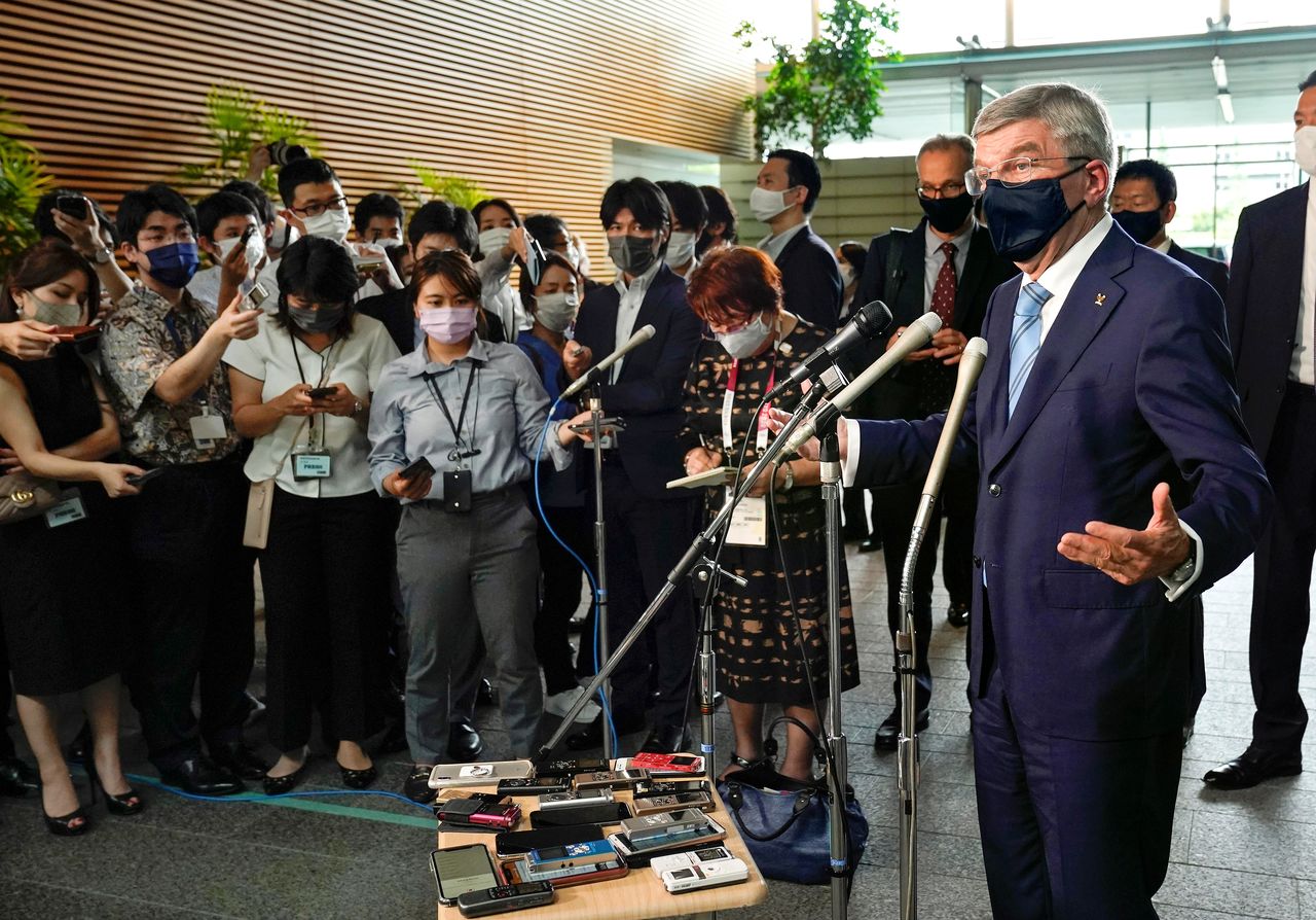 رئيس اللجنة الأولمبية الدولية توماس باخ يتحدث إلى صحفيين عقب اجتماعه مع رئيس الوزراء الياباني في طوكيو يوم الأربعاء. صورة لرويترز حصلت عليها من ممثل عن وكالات الأنباء.