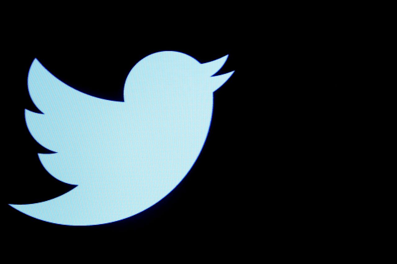 شعار موقع تويتر في صورة من أرشيف رويترز.
