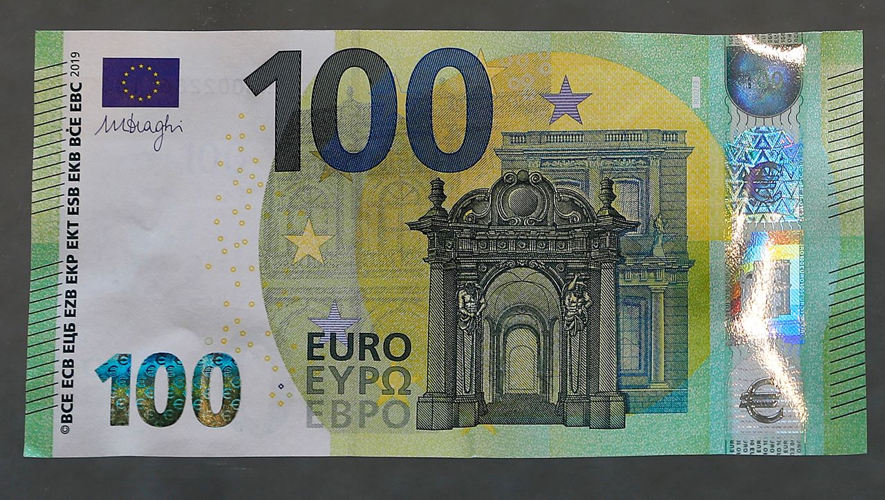 ورقة نقدية فئة 100 يورو في صورة من أرشيف رويترز.