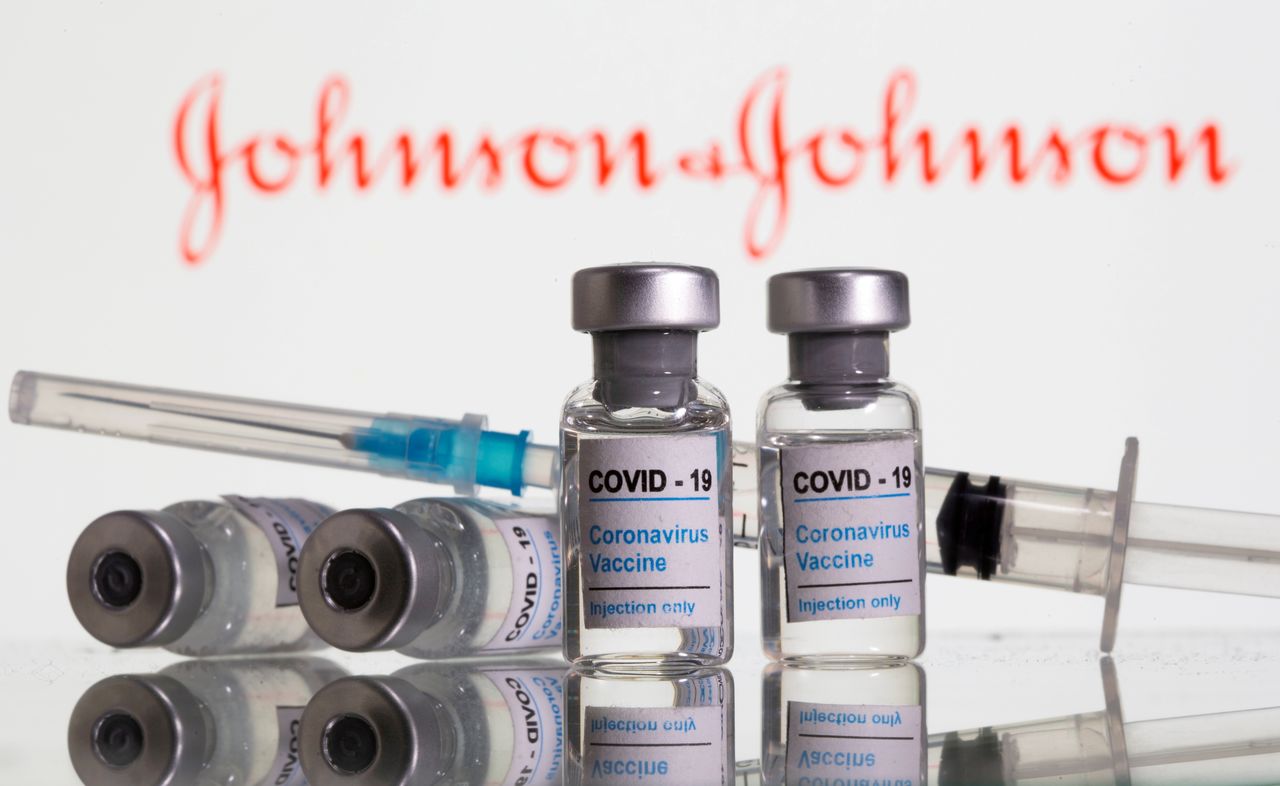 زجاجات صغيرة مكتوب عليها لقاح مضاد لفيروس كورونا أمام شعار شركة جونسون آند جونسون بصورة من أرشيف رويترز.