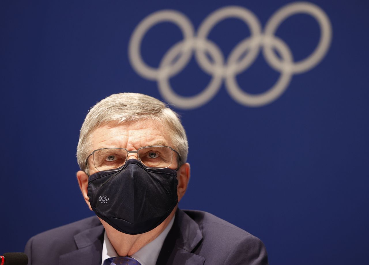 توماس باخ رئيس اللجنة الأولمبية الدولية خلال مؤتمر صحفي في طوكيو يوم السبت. تصوير: فيل نوبل - رويترز.