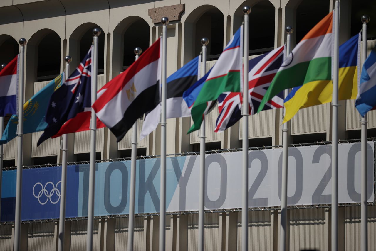 أعلام بعض الدول المشاركة في أولمبياد طوكيو في 19 يوليو تموز 2021. رويترز