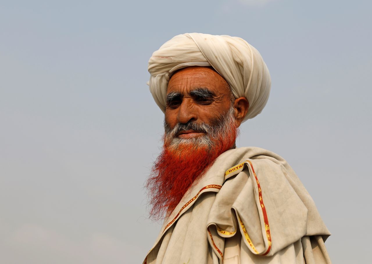 رجل مسن عند أطراف العاصمة الأفغانية كابول في 13 يوليو تموز 2021. تصوير: محمد إسماعيل - رويترز