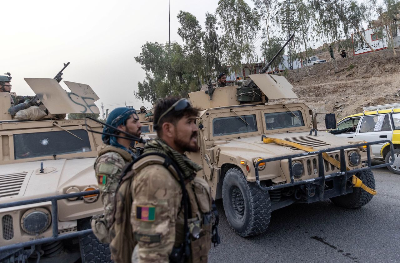 جنديان من القوات الخاصة الأفغانية في قندهار بأفغانستان يوم 13 يوليو تموز 2021. تصوير: دانيش صديقي - رويترز.