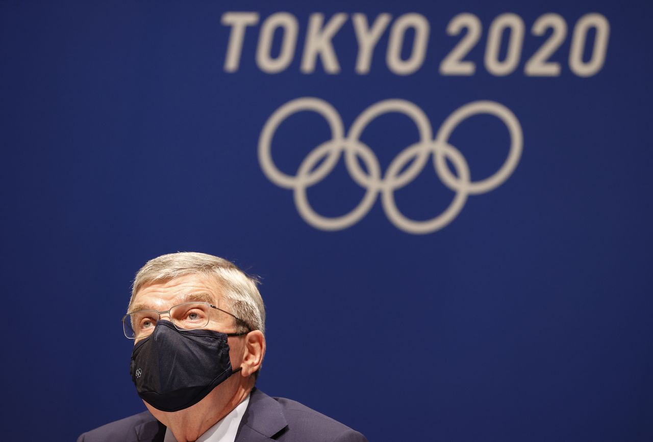 توماس باخ رئيس اللجنة الأولمبية الدولية يتحدث خلال مؤتمر صحفي في طوكيو يوم 17 يوليو تموز 2021. تصوير: فيل نوبل - رويترز.