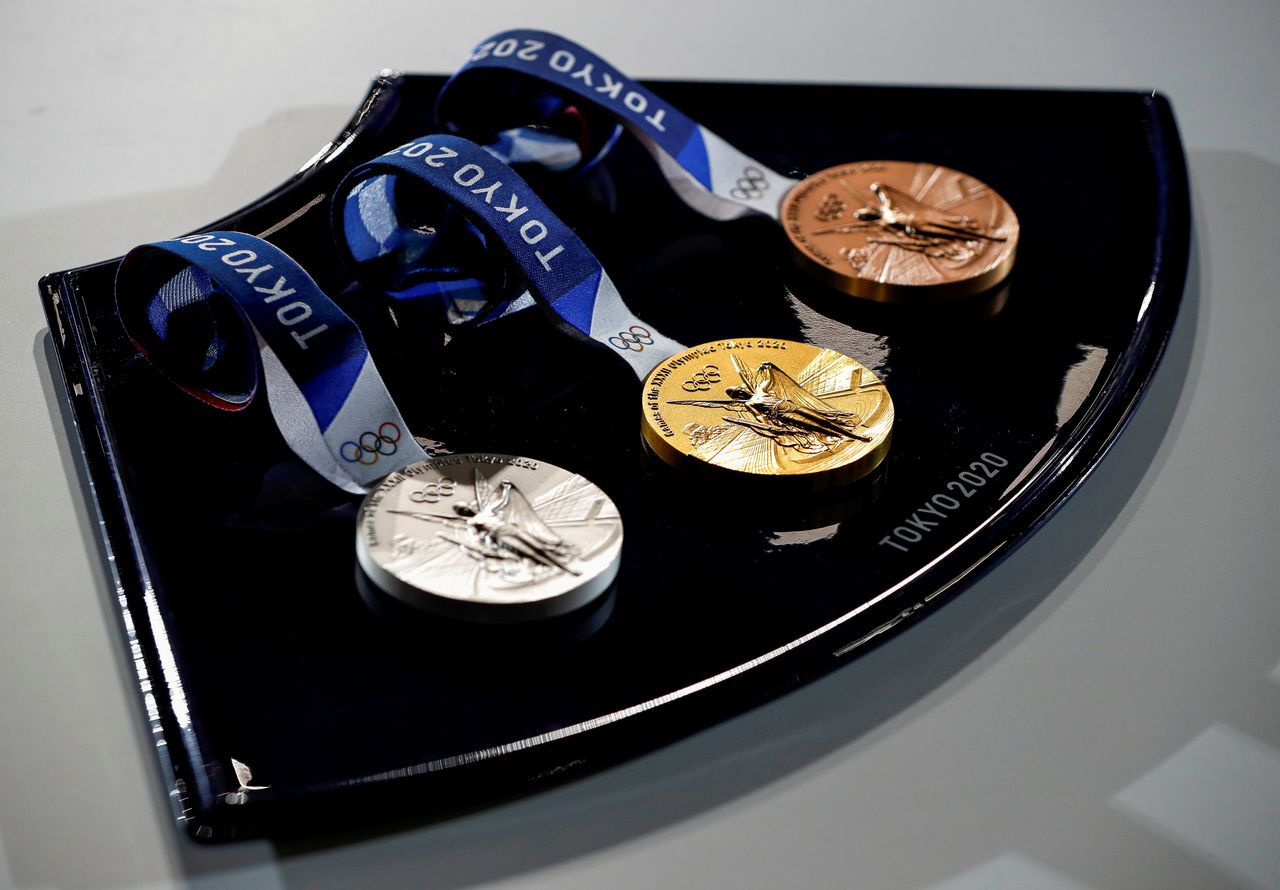 ميداليات ستستخدم في الألعاب الأولمبية معروضة خلال فعالية في طوكيو يوم الثالث من يونيو حزيران 2021. تصوير إيسي كاتو - رويترز.