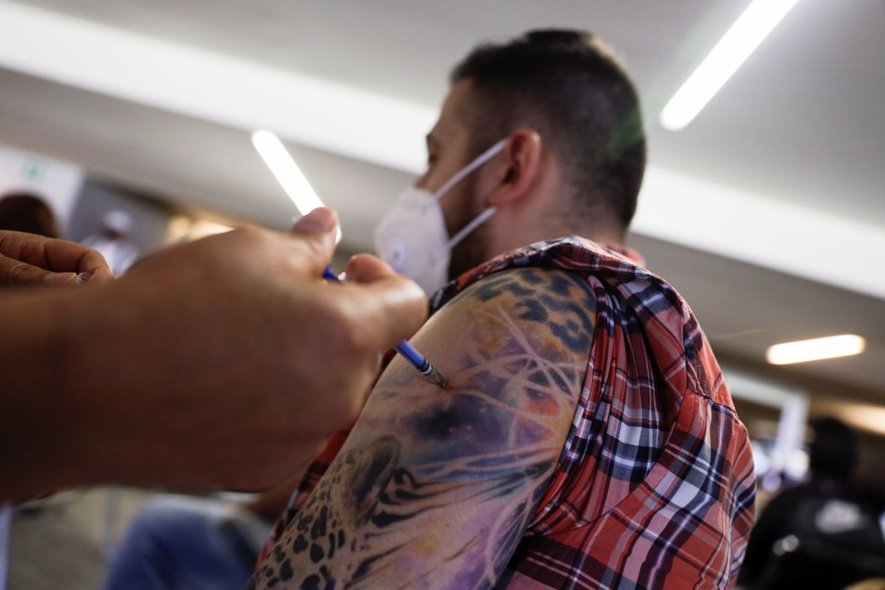 رجل يتلقى جرعة من لقاح سبوتنك في المضاد لفيروس كورونا في مكسيكو سيتي يوم الثلاثاء. تصوير: رويترز.