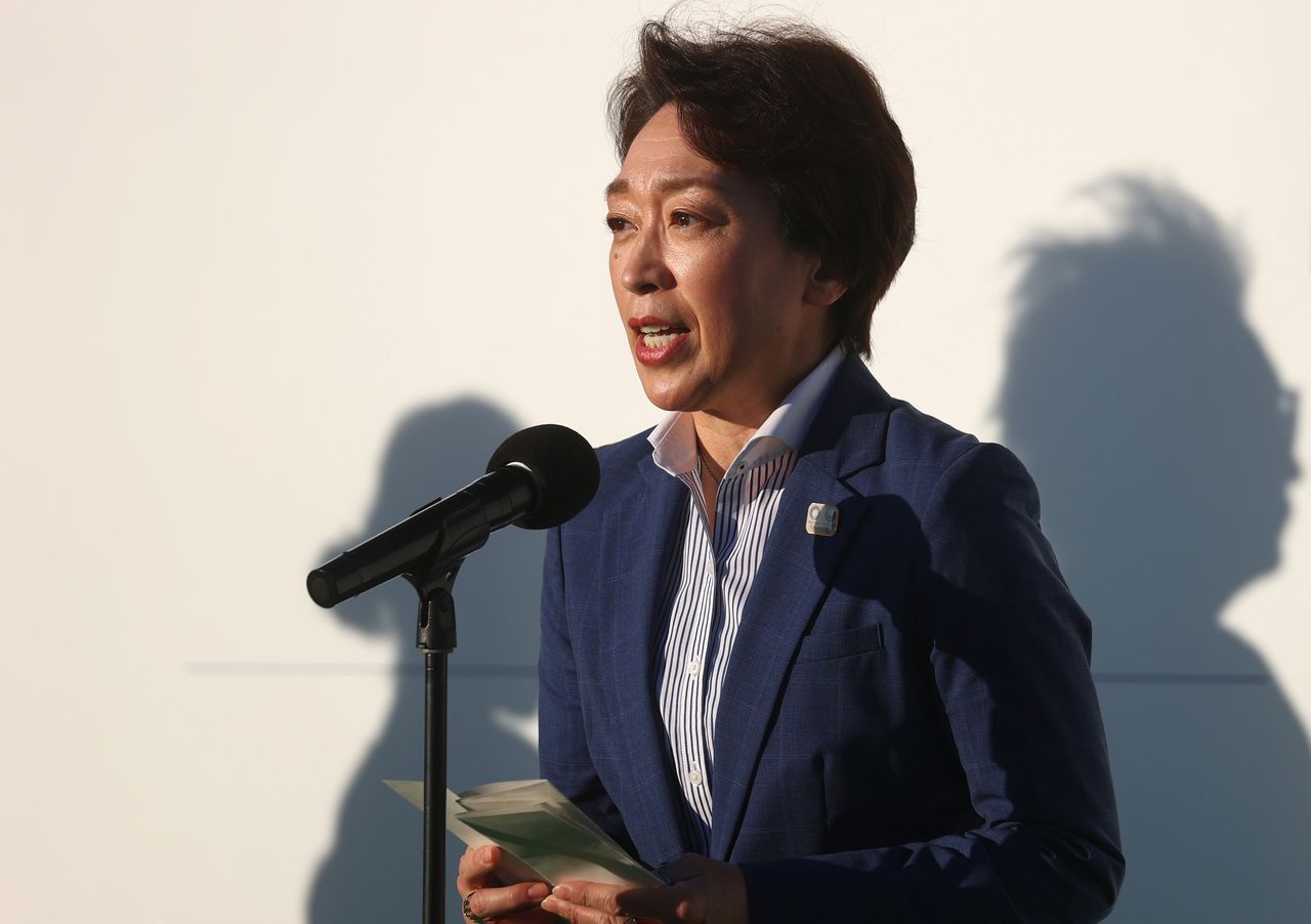سيكو هاشيموتو رئيسة اللجنة المنظمة لأولمبياد طوكيو تلقي كلمة فيالعاصمة اليابانية يوم 17 يوليو تموز 2021. تصوير: كاي فافنباخ - رويترز.